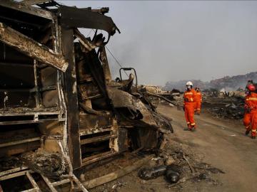 Equipos de bomberos en Tiajin (China)