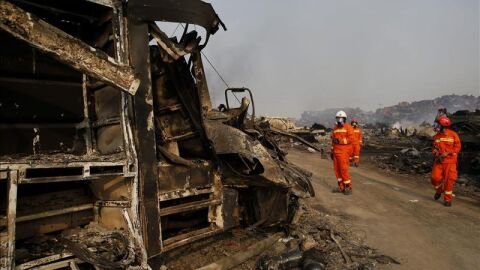 Equipos de bomberos en Tiajin (China)