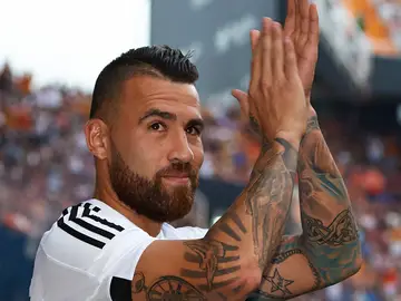 Otamendi aplaude a la afición Otamendi aplaude a la afición