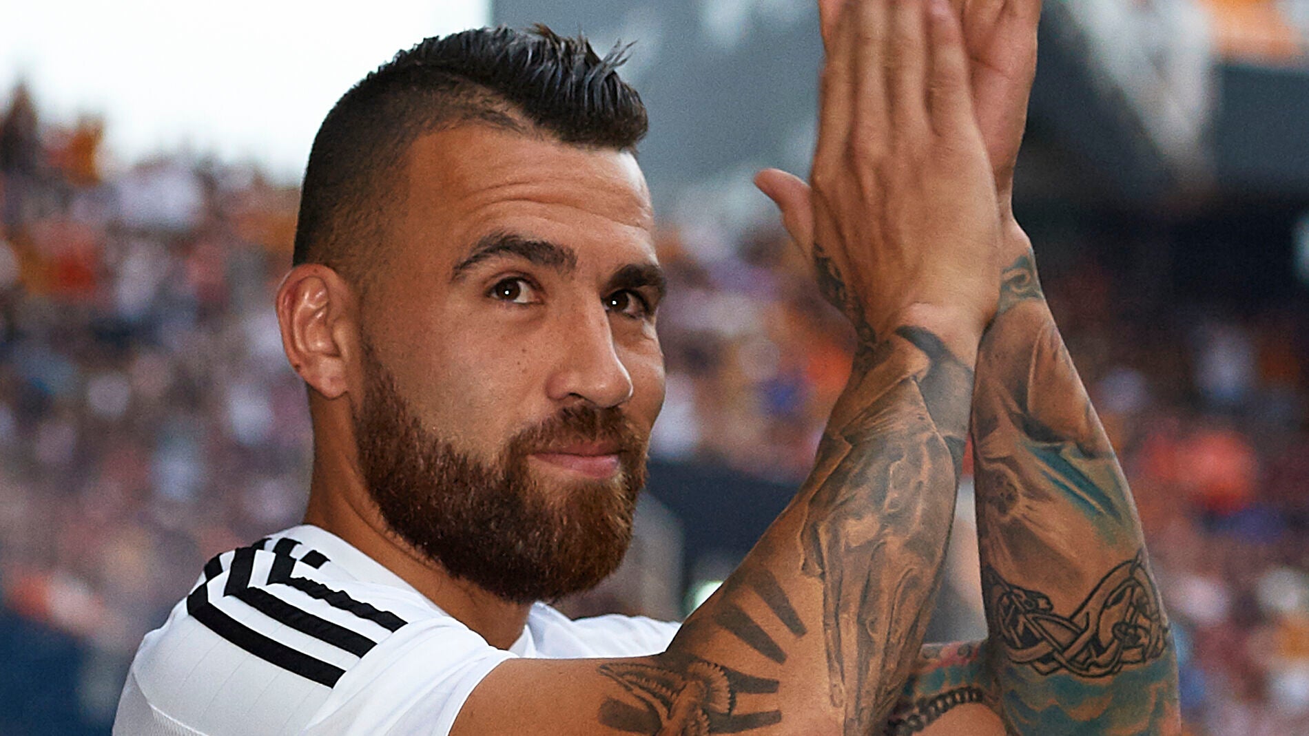 Otamendi aplaude a la afici&oacute;n