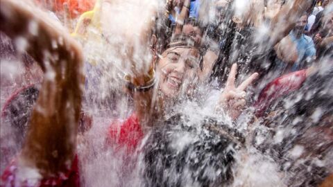 El tiempo desapacible no rest&oacute; asistencia a la multitudinaria Fiesta del Agua