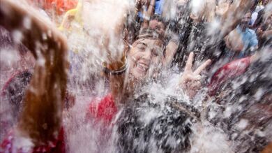 Una auténtica batalla de agua en las fiestas de San Roque