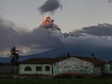 Vista de una explosión en el volcán Cotopaxi