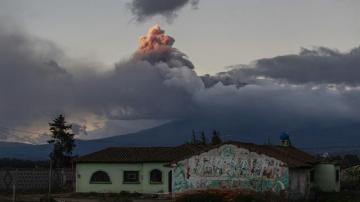 Vista de una explosión en el volcán Cotopaxi