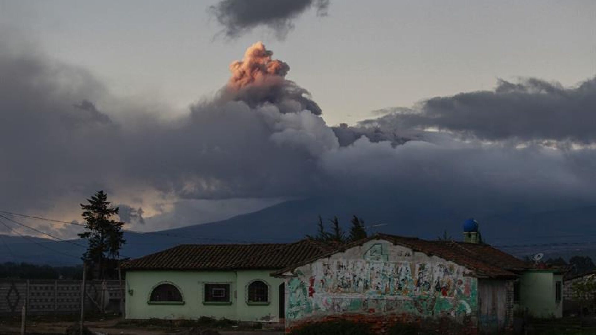 Vista de una explosi&oacute;n en el volc&aacute;n Cotopaxi