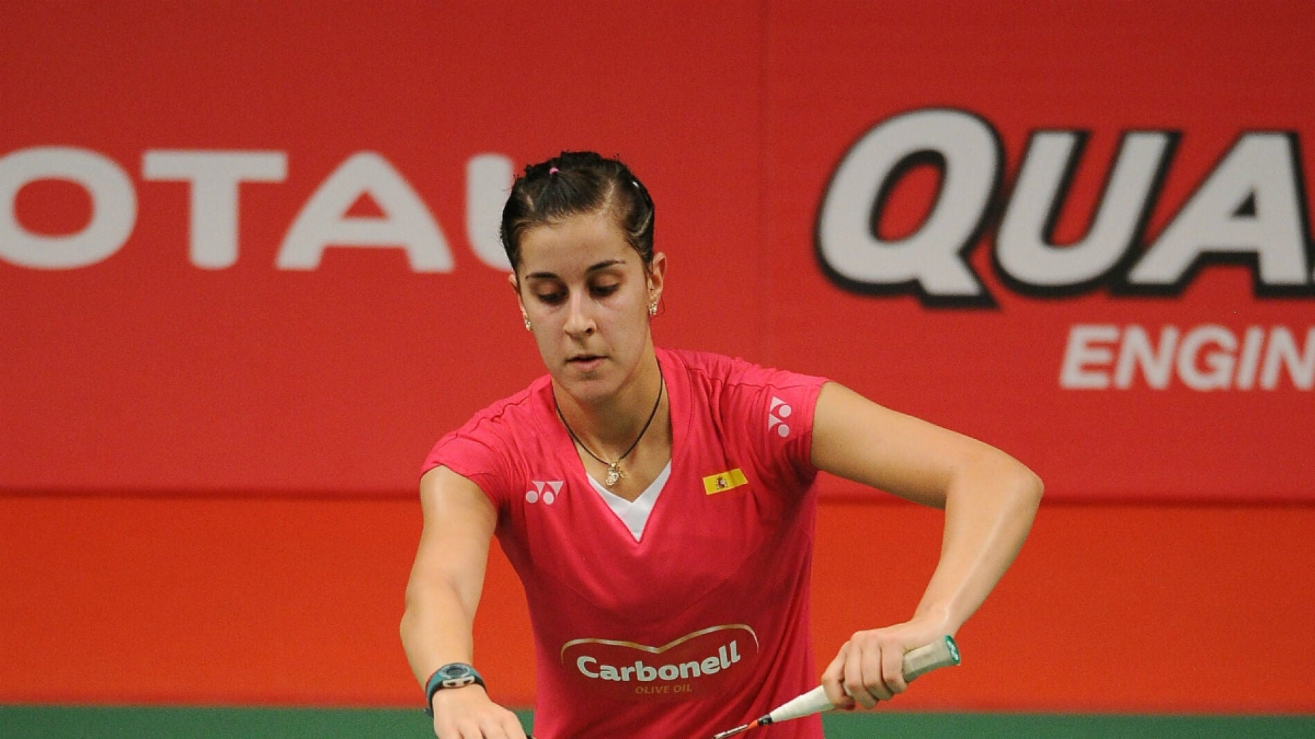 Carolina Mar&iacute;n saca el volante