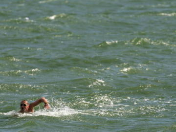 Hombre nadando en el mar Hombre nadando en el mar