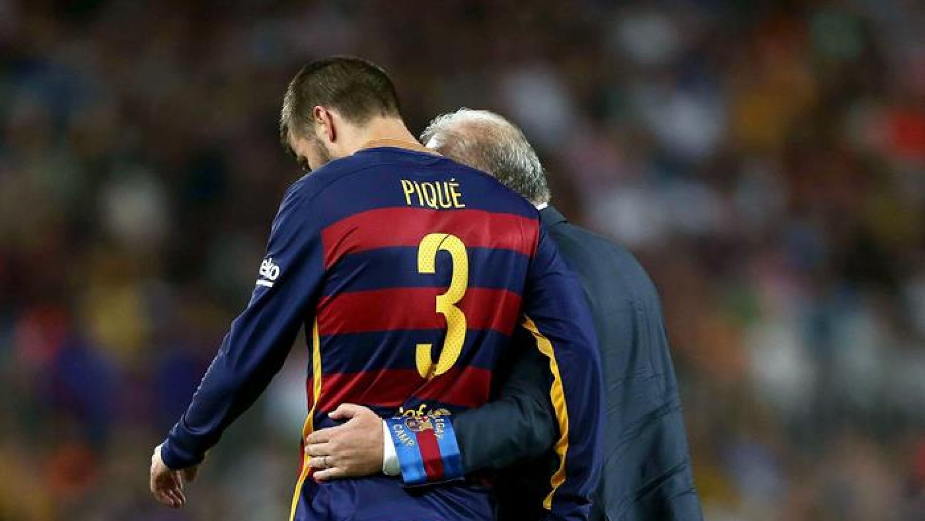 Piqu&eacute; es expulsado por el &aacute;rbitro durante el partido 