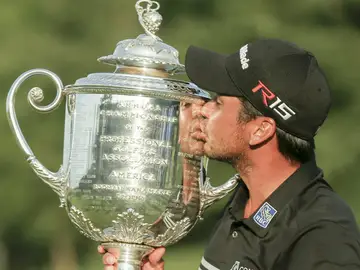 Jason Day, con el trofeo de campeón Jason Day, con el trofeo de campeón