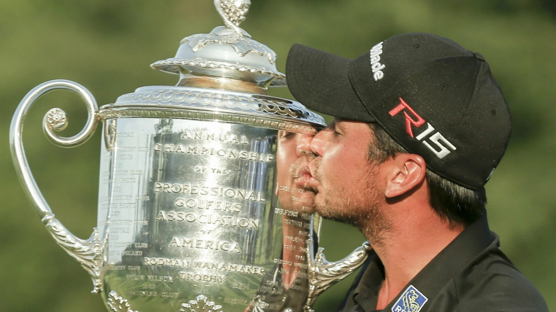 Jason Day, con el trofeo de campeón Jason Day, con el trofeo de campeón