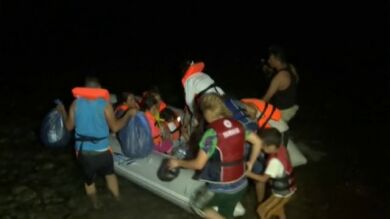 Un grupo de 354 inmigrantes llega al puerto de Calabria tras ser socorrido de un pesquero