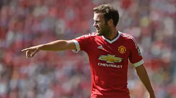 Juan Mata da indicaciones durante un partido Juan Mata da indicaciones durante un partido