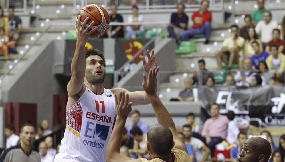 San Emeterio intenta anotar ante Venezuela