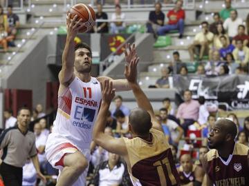 San Emeterio intenta anotar ante Venezuela