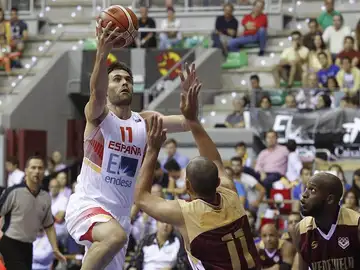 San Emeterio intenta anotar ante Venezuela San Emeterio intenta anotar ante Venezuela