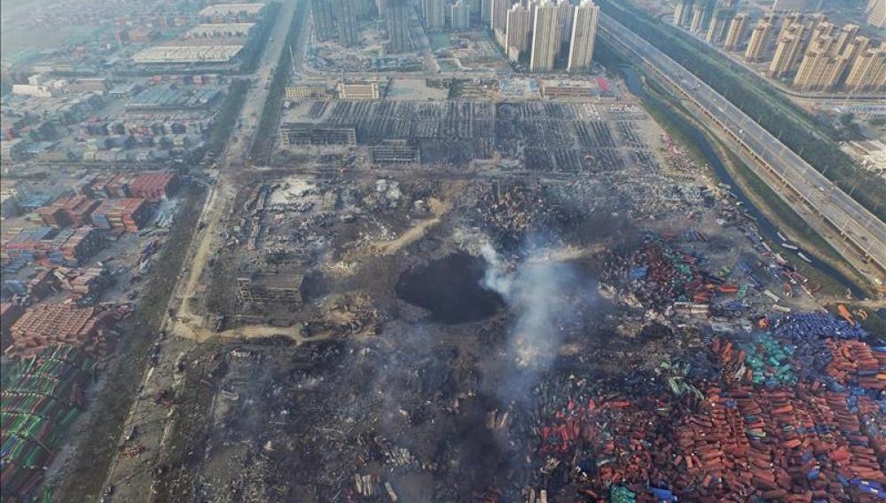 Vista aérea de un gran agujero en el suelo como consecuencia de la explosión