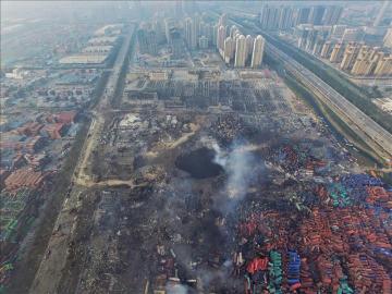 Vista aérea de un gran agujero en el suelo como consecuencia de la explosión 