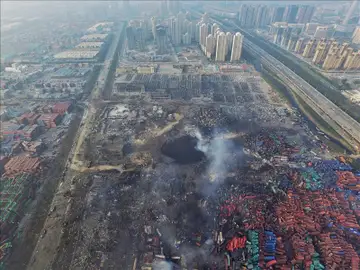 Vista aérea de un gran agujero en el suelo como consecuencia de la explosión Vista aérea de un gran agujero en el suelo como consecuencia de la explosión