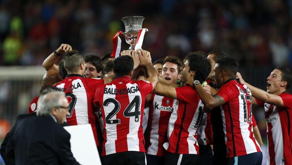  Los jugadores del Athletic Club celebran con el trofeo l