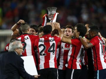  Los jugadores del Athletic Club celebran con el trofeo l