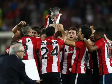 Los jugadores del Athletic Club celebran con el trofeo l Los jugadores del Athletic Club celebran con el trofeo l