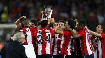  Los jugadores del Athletic Club celebran con el trofeo l