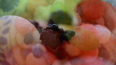 Un cóctel veraniego de frutas sano y refrescante