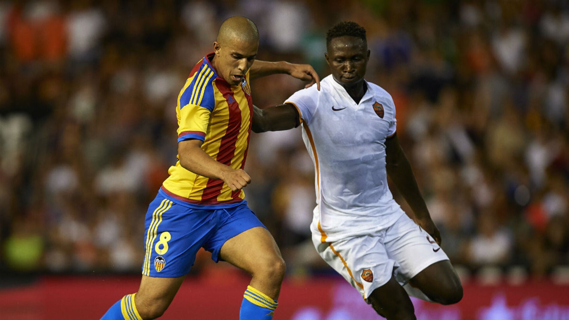 Feghouli intenta chutar en el partido de pretemporada contra la Roma