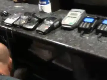 La policía detiene a la banda que clonaba tarjetas de crédito La policía detiene a la banda que clonaba tarjetas de crédito