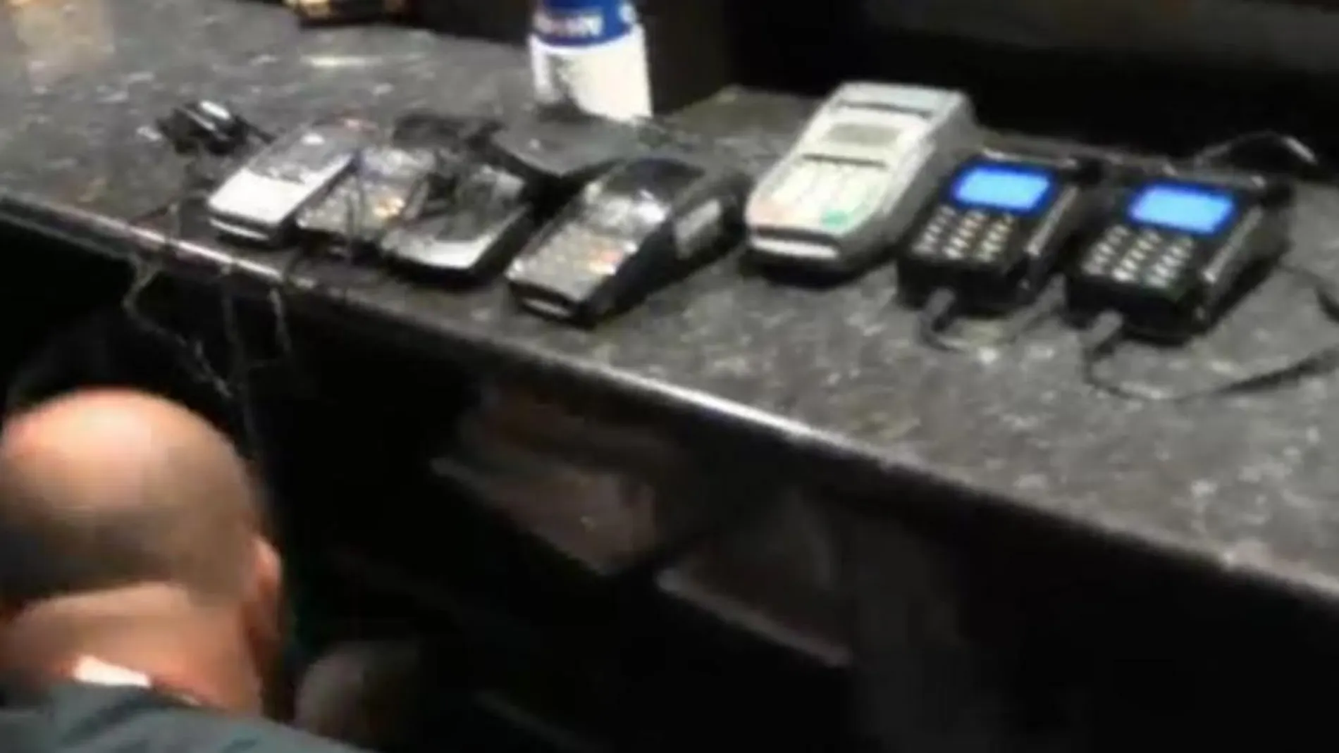 La policía detiene a la banda que clonaba tarjetas de crédito La policía detiene a la banda que clonaba tarjetas de crédito