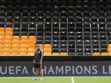Nuno, durante el entrenamiento en Mestalla Nuno, durante el entrenamiento en Mestalla