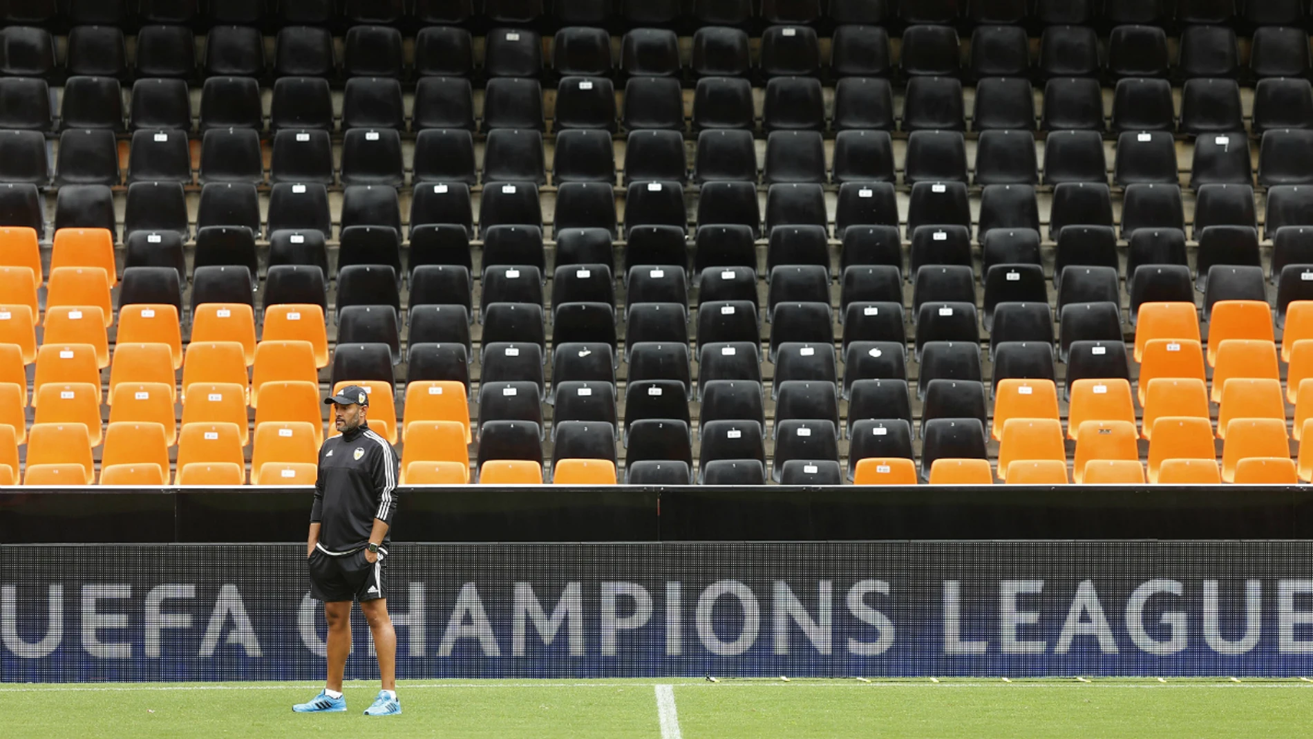 Nuno, durante el entrenamiento en Mestalla Nuno, durante el entrenamiento en Mestalla