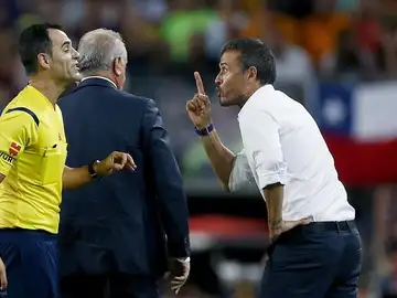 El entrenador del FC Barcelona, Luis Enrique, protesta al colegiado Velasco Carballo El entrenador del FC Barcelona, Luis Enrique, protesta al colegiado Velasco Carballo