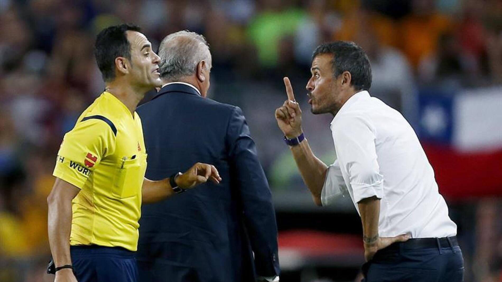  El entrenador del FC Barcelona, Luis Enrique, protesta al colegiado Velasco Carballo