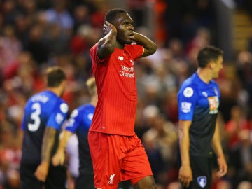 Christian Benteke del Liverpool reacciona tras una jugada ante el Bournemouth