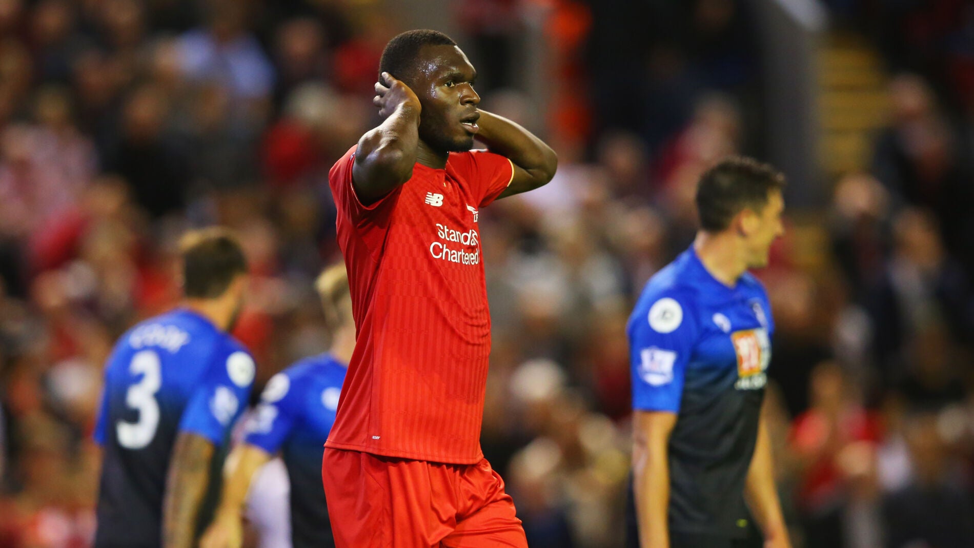  Christian Benteke del Liverpool reacciona tras una jugada ante el Bournemouth