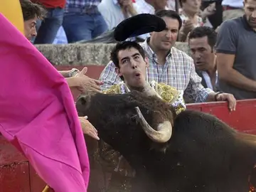 Cornada en el cuello sufrida por el diestro malagueño Saúl Jiménez Fortes Cornada en el cuello sufrida por el diestro malagueño Saúl Jiménez Fortes