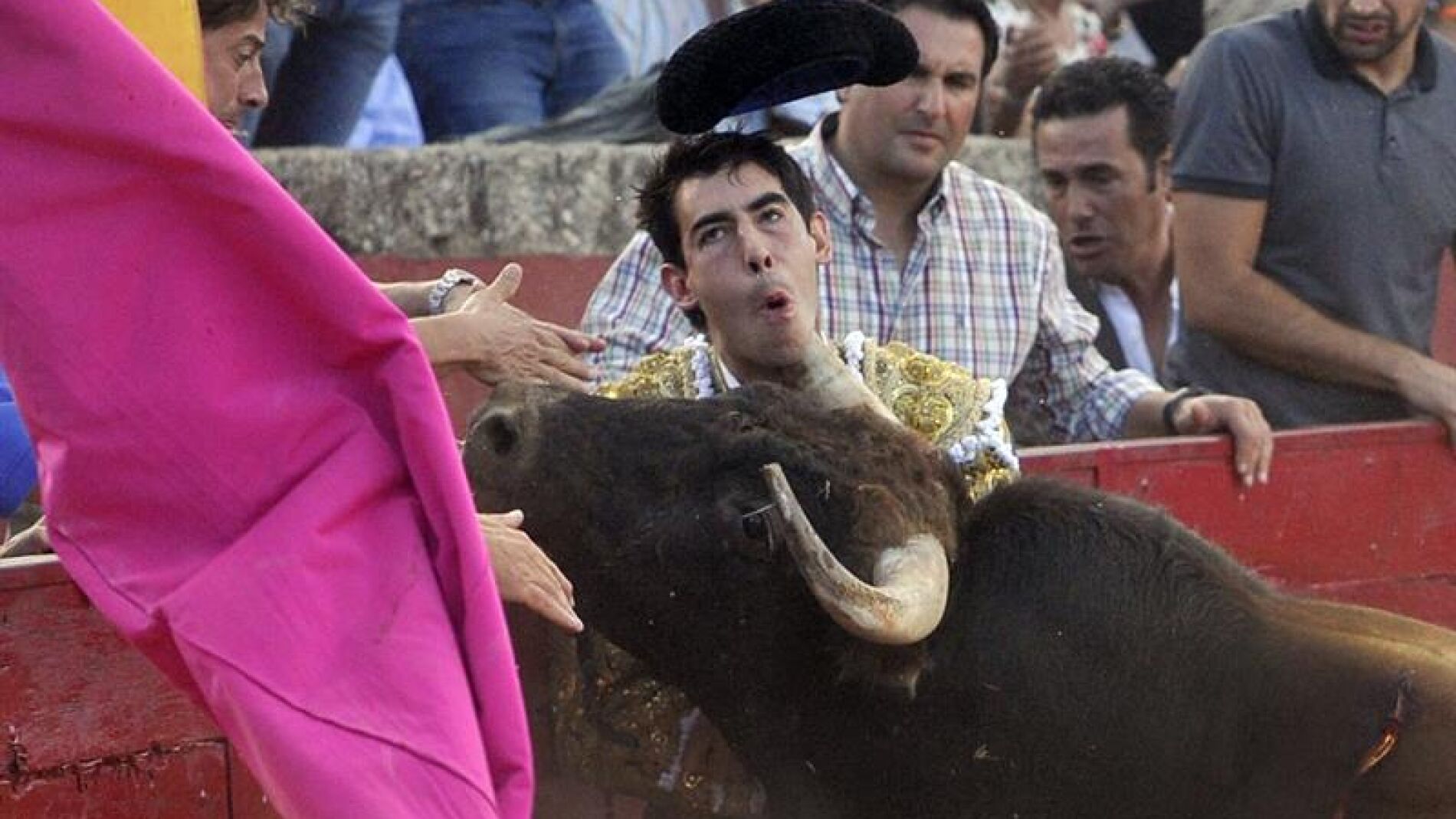 Cornada en el cuello sufrida por el diestro malague&ntilde;o Sa&uacute;l Jim&eacute;nez Fortes