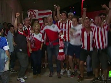 Frame 0.0 de: La afición del Athletic se vuelca en celebrar la Supercopa con los ‘leones’