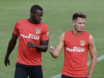 Saúl Ñíguez, junto a Jackson Martínez