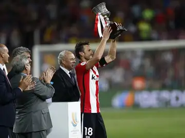 Gurpegui levanta el trofeo Gurpegui levanta el trofeo