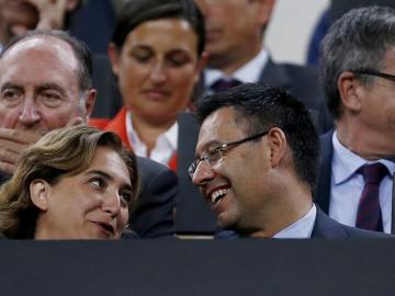  El presidente del FC Barcelona y la alcaldesa de Barcelona Ada Colau durante el partido de vuelta