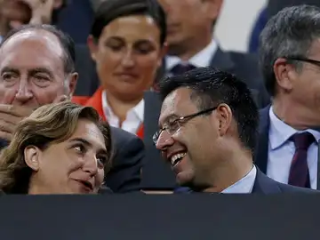 El presidente del FC Barcelona y la alcaldesa de Barcelona Ada Colau durante el partido de vuelta El presidente del FC Barcelona y la alcaldesa de Barcelona Ada Colau durante el partido de vuelta