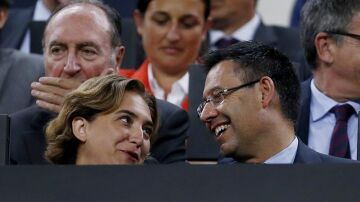   El presidente del FC Barcelona y la alcaldesa de Barcelona Ada Colau durante el partido de vuelta