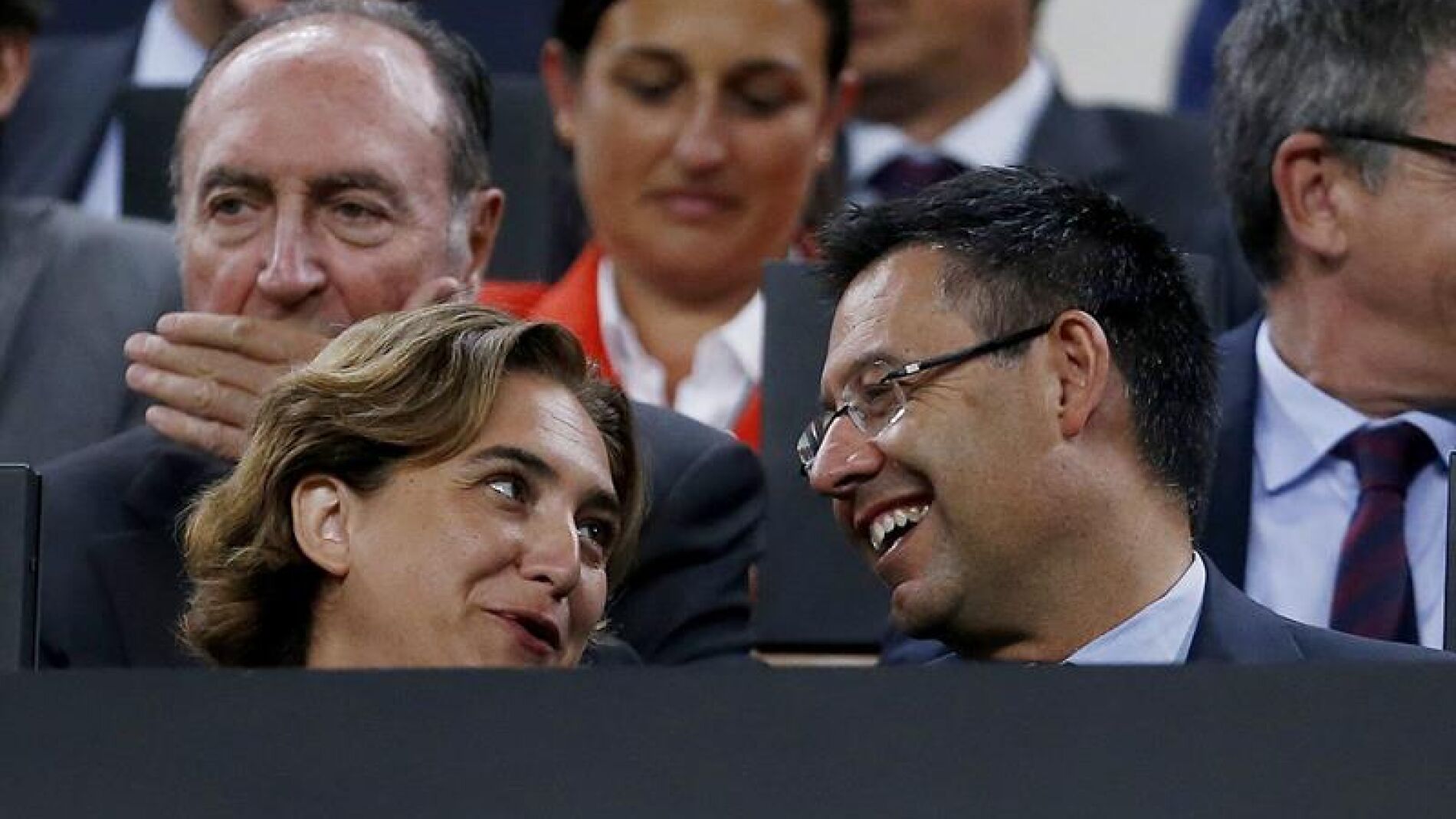  El presidente del FC Barcelona y la alcaldesa de Barcelona Ada Colau durante el partido de vuelta