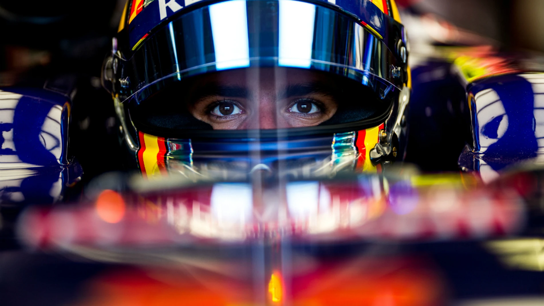 Carlos Sainz, concentrado dentro de su Toro Rosso