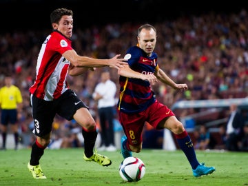 Andrés Iniesta en la disputa de un balón