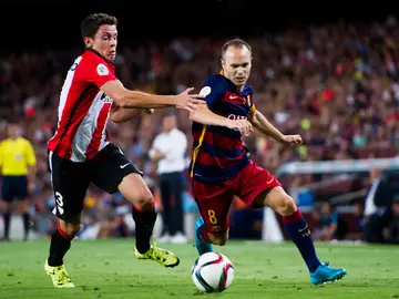 Andrés Iniesta en la disputa de un balón Andrés Iniesta en la disputa de un balón