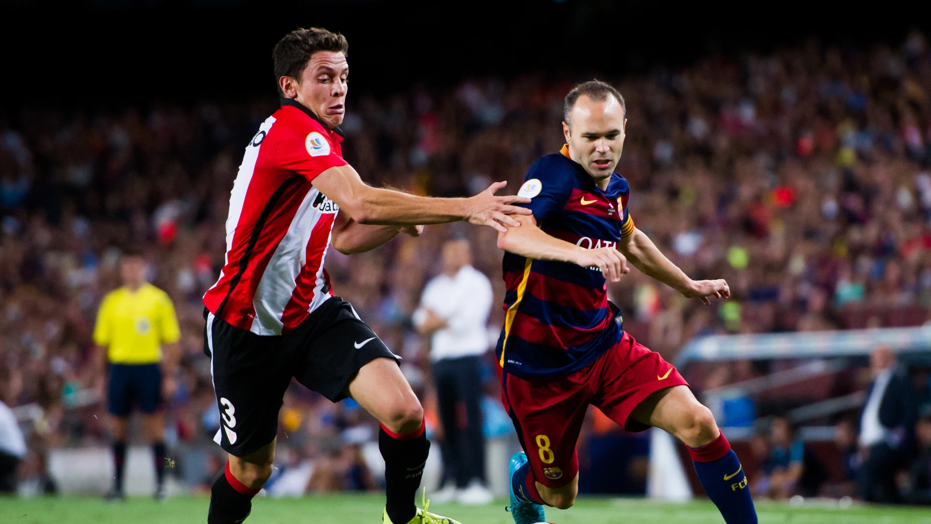 Andrés Iniesta en la disputa de un balón Andrés Iniesta en la disputa de un balón