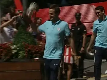 Gurpegui con el trofeo de campeón Gurpegui con el trofeo de campeón